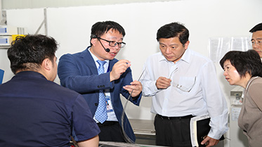 上海市食品藥品監(jiān)督管理局局長(zhǎng)聞大翔一行調(diào)研公司